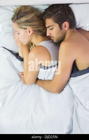 Coppia rilassati dormendo e spooning nel letto Foto Stock