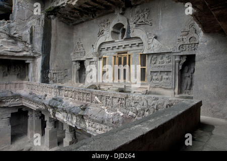 Grotta n. 10 Vishvakarma Chaitya, galleria superiore mostra trifoil chaitya arch. Grotte di Ellora, Aurangabad, Maharashtra India Foto Stock