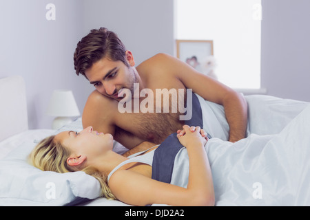 Uomo bello appoggiata sopra la sua ragazza Foto Stock