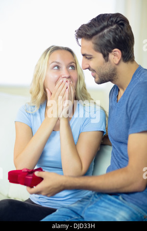 Giovane uomo che offre una romantica dono alla sua ragazza Foto Stock