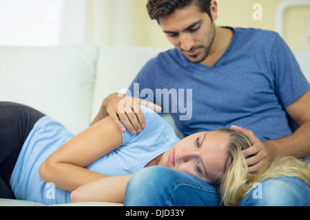 Considerato giovane donna sdraiata su un lettino Foto Stock