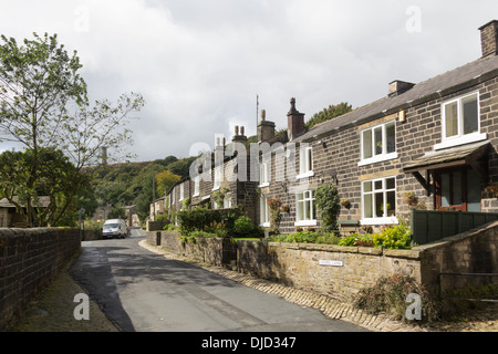 Cottage in pietra sulla parte superiore del Chapel Lane, Holcombe, Lancashire con Holcombe Hill e Torre di pelatura al di là. Foto Stock