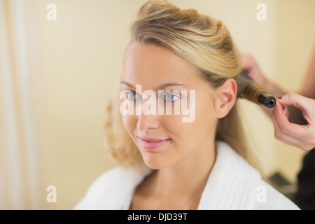 Bella donna avente i suoi capelli fatto Foto Stock