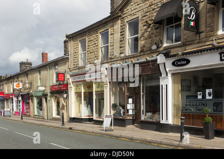 Negozi, in gran parte indipendenti e specializzate e di altre piccole e medie imprese a Bolton Road, Ramsbottom Lancashire. Foto Stock