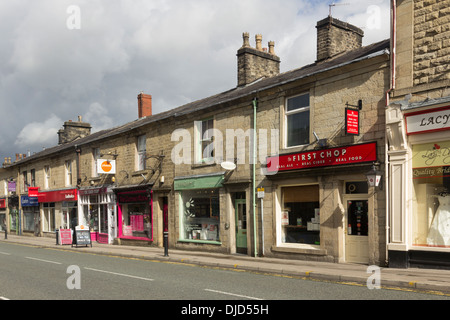 Negozi, in gran parte indipendenti e specializzate e di altre piccole e medie imprese a Bolton Road, Ramsbottom Lancashire. Foto Stock
