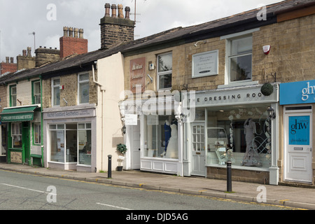 Negozi, in gran parte indipendenti e specializzate e di altre piccole e medie imprese a Bolton Road, Ramsbottom Lancashire. Foto Stock