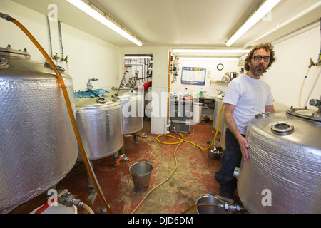 Il micro birreria collegata alla nave a bassa Newton dal mare, Northumberland, Regno Unito, che infusi tutti la propria birra. Foto Stock