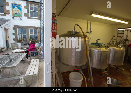 Il micro birreria collegata alla nave a bassa Newton dal mare, Northumberland, Regno Unito, che infusi tutti la propria birra. Foto Stock