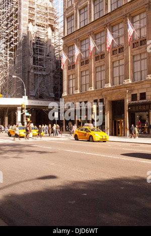 Saks & Company department store, Fifth Avenue, Manhattan, New York City, Stati Uniti d'America. Foto Stock