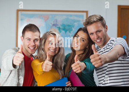 Allegro casual gli studenti mostrando pollice in alto Foto Stock