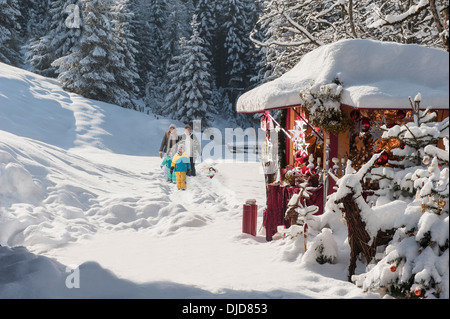 Austria, Altenmarkt, famiglia al mercatino di Natale Foto Stock