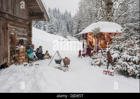 Austria, Altenmarkt, famiglia al mercatino di Natale Foto Stock