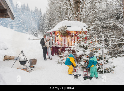 Austria, Altenmarkt, famiglia al mercatino di Natale Foto Stock