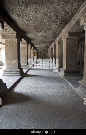 Vista della fila di pilastri in veranda e un pannello semilavorato a sud. Pataleshwar rock-cut tempio, Jangli Maharaj road Pune. Foto Stock
