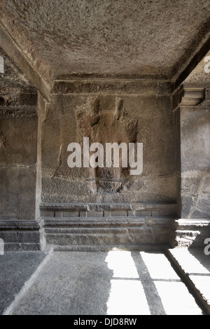 Un immagini incompiuta in pillared portico. Circa 8th. Secolo D.C. Pataleshwar rock-cut tempio, Jangli Maharaj road Pune. Foto Stock