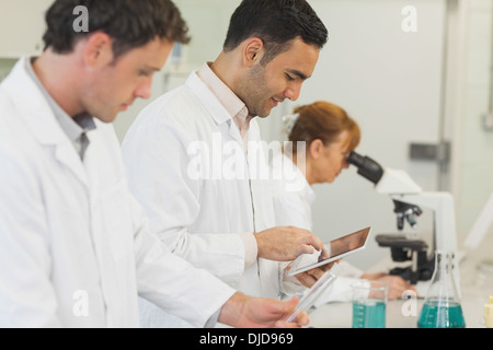 Bel giovane scienziato utilizzando il suo tablet Foto Stock