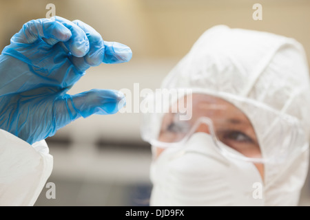 Stretta di mano in gomma blu guanto presentando qualcosa Foto Stock