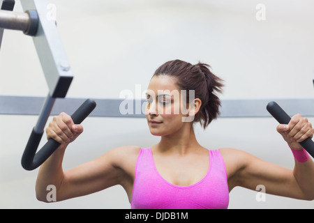Focalizzato tonica brunette formazione le braccia Foto Stock