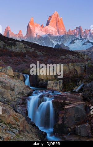 Cascate di Arroyo del Salto fiume con Fitz Roy massiccio in background.Patagonia.Argentina Foto Stock