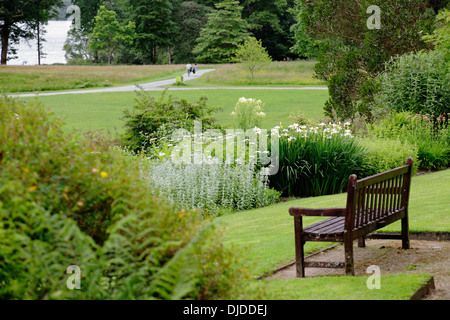 Giardini Paesaggistici a Brockhole Visitor Center accanto al lago di Windermere, Parco Nazionale del Distretto dei Laghi, Cumbria, England, Regno Unito Foto Stock