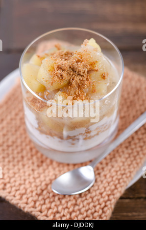 In casa conserva di mele di yogurt con amarettini sbriciolati Foto Stock