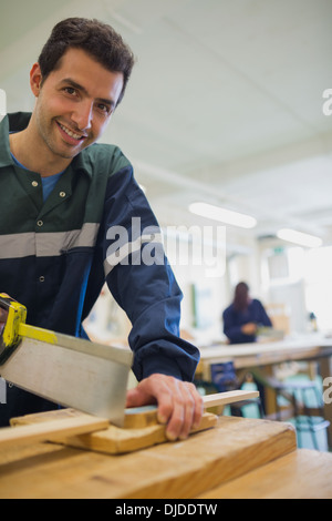 Sorridente carpenter segatura di legno Foto Stock