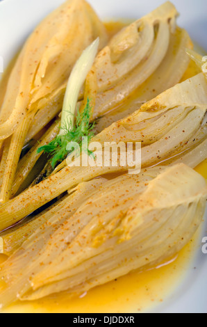 Preparate il finocchio in salsa di curry sul piatto di portata, studio shot Foto Stock