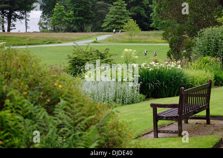 Giardini Paesaggistici a Brockhole Visitor Center accanto al lago di Windermere, Parco Nazionale del Distretto dei Laghi, Cumbria, England, Regno Unito Foto Stock