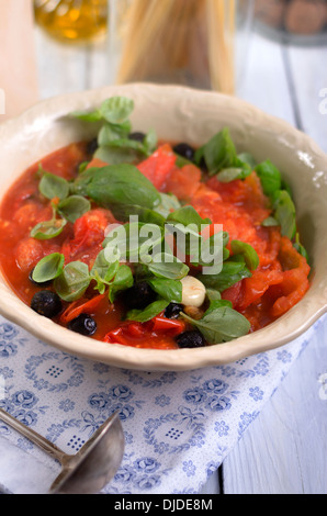 Salsa di pomodoro grigliate con olive nere e foglie di basilico, studio shot Foto Stock