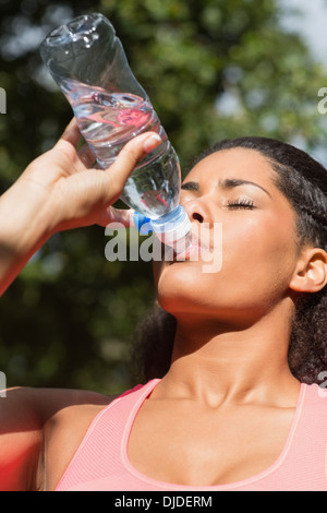 In prossimità di una stanca sano giovane donna acqua potabile Foto Stock