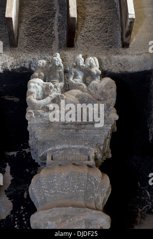 Dettagli di un primo pilastro sulla destra in chaitya hall. Circa 2a. Secolo CE. Karla Grotte di Pune, India Maharashtra. Foto Stock