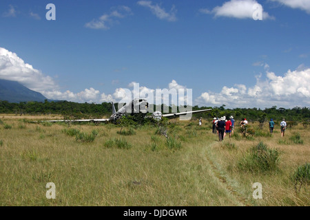 Relitto aereo del DC3 Dakota vicino a Kamarata in Venezuela. Essi sono stati spesso utilizzati dai trafficanti di droga. Foto Stock
