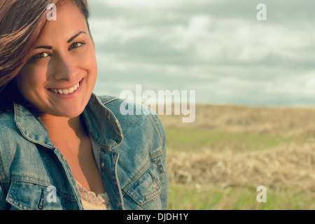 Close up ritratto di bella donna sorridente al campo di cereali Foto Stock