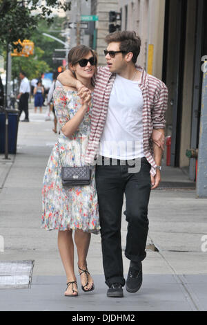 Keira Knightley e il suo fidanzato James Righton facendo una passeggiata nel quartiere di Soho di New York City, Stati Uniti d'America - 05.08.12 Foto Stock