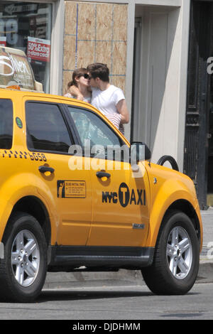 Keira Knightley e il suo fidanzato James Righton facendo una passeggiata nel quartiere di Soho di New York City, Stati Uniti d'America - 05.08.12 Foto Stock