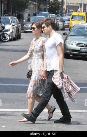 Keira Knightley e il suo fidanzato James Righton facendo una passeggiata nel quartiere di Soho di New York City, Stati Uniti d'America - 05.08.12 Foto Stock