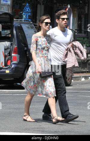 Keira Knightley e il suo fidanzato James Righton facendo una passeggiata nel quartiere di Soho dove: New York City, Stati Uniti quando: 05 Ago 2012 Foto Stock