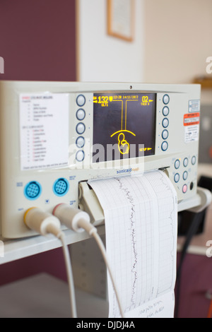 Elettronico di monitoraggio fetale, la cardiotocografia in ospedale reparto di maternità, Kingston Upon Thames, Surrey, England, Regno Unito Foto Stock