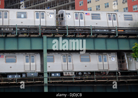 Posto nella spiaggia di Brighton Brooklyn New York dove i sottopassaggi eseguire double decker contro uno sfondo di alti condomini. Foto Stock