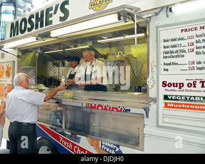 Venditore in un cibo Kosher chiamato carrello MOISHE sulla 6th Avenue nel Quartiere di Chelsea, Downtown Manhattan, New York City Foto Stock