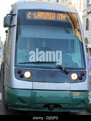 Moderno tram nella città di Roma stazione Flaminio prendere una delle più frequentate stazioni ferroviarie di Roma Foto Stock