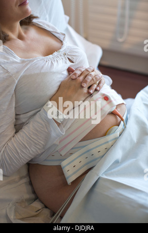 Elettronico di monitoraggio fetale, la cardiotocografia in ospedale reparto di maternità, Kingston Upon Thames, Surrey, England, Regno Unito Foto Stock