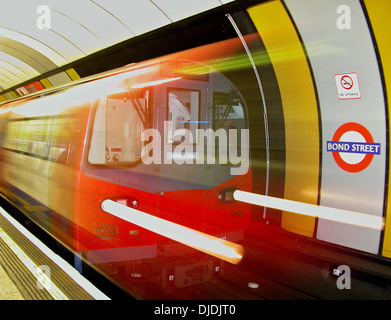 La metropolitana sulla Jubilee Line a Londra Inghilterra tirando nella stazione della metropolitana di Bond Street Foto Stock