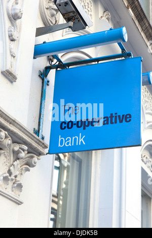 Il Co-opertive high street bank segno, England, Regno Unito Foto Stock