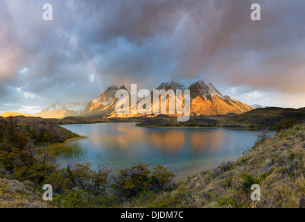 La luce del sole e rainbow cattura i picchi di Torres del Paine.Parco Nazionale Torres del Paine.Patagonia.Cile Foto Stock