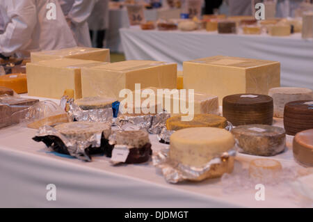 NEC di Birmingham, UK. Il 27 novembre 2013. Formaggi provenienti da tutto il mondo sono giudicati presso il world cheese awards al buon cibo Show Live in Birmingham, UK. Credito: Kelly Rann/Alamy Live News Foto Stock