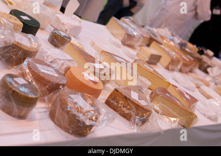 NEC di Birmingham, UK. Il 27 novembre 2013. Formaggi provenienti da tutto il mondo sono giudicati presso il world cheese awards al buon cibo Show Live in Birmingham, UK. Credito: Kelly Rann/Alamy Live News Foto Stock