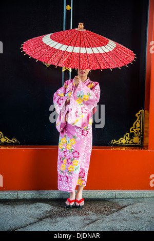 Giovane donna in kimono e con olio di carta-ombrello, Sensō-ji il Tempio Asakusa, Tokyo, Giappone Foto Stock