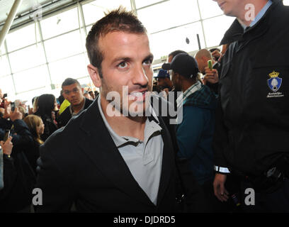 Rafael van der Vaart membri della Holland squadra di calcio all'aeroporto di Schiphol sul loro modo di Euro 2012 Amsterdam, Olanda - 04.06.12 obbligatorio .com con: Rafael van der Vaart dove: Holland quando: 04 Giu 2012 Foto Stock