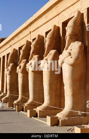 Colossali statue di Osiride della regina - tempio mortuario della Regina Hatshepsut a Deir el-Bahri, Luxor, Egitto Foto Stock